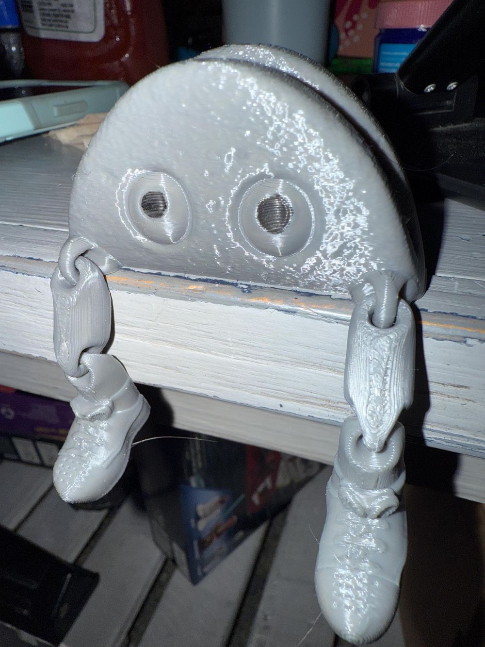 Taco Buddy – The Swinging-Leg Desk Companion